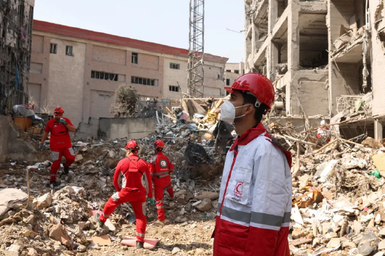 2026 年 3 月 17 日，伊朗德黑兰，美以对伊冲突期间，红新月会救援队在一处遭袭受损建筑旁开展工作。