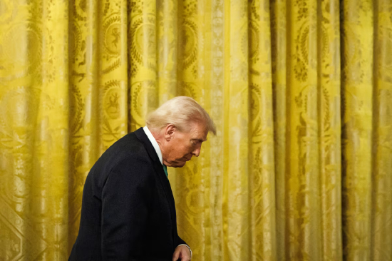 2026 年 3 月 17 日，美国总统唐纳德・特朗普在白宫东厅出席圣帕特里克节活动后离场。