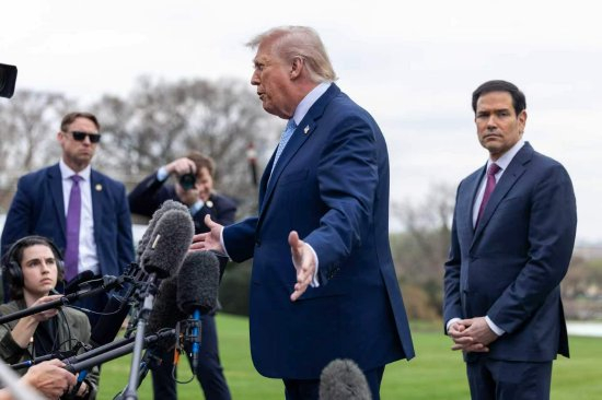 美国总统特朗普（中）