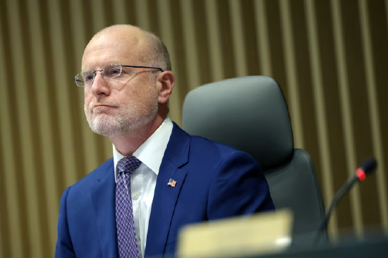 联邦通信委员会主席布兰登・卡尔在 FCC 会议上。