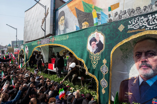 伊朗民众在德黑兰一场葬礼上仰望阵亡伊朗军事领导人的遗像。3 月德黑兰一场悼念被美以空袭炸死的高级军事官员及其他人的仪式。