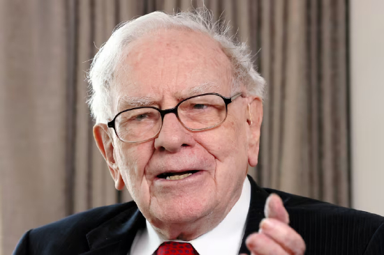 巴菲特在 2023 年的资料照片中。这位已退休的伯克希尔・哈撒韦首席执行官表示，他并不后悔向盖茨基金会捐款。