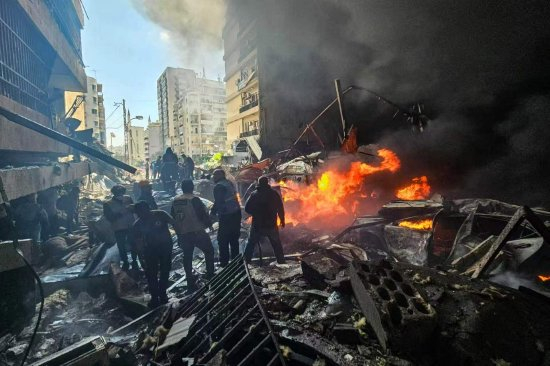 4月8日，以色列空袭贝鲁特Corniche al-Mazraa地区，救援人员赶到现场。