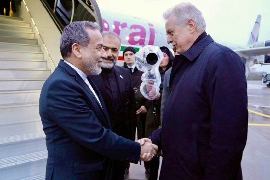 伊朗外交部长阿巴斯·阿拉格齐 （左）于4月27日抵达俄罗斯圣彼得堡，伊朗国家媒体发布照片。