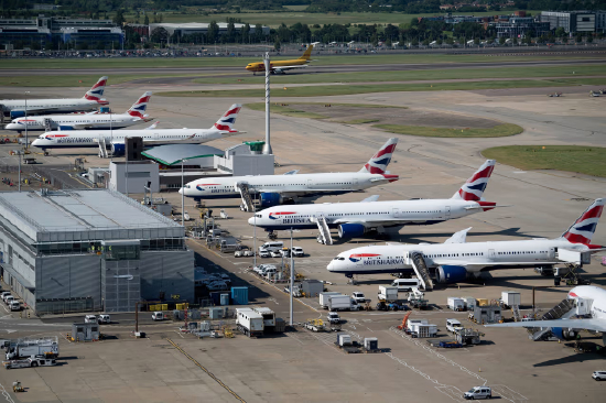 英国航空公司客机停靠在希思罗机场停机坪上。