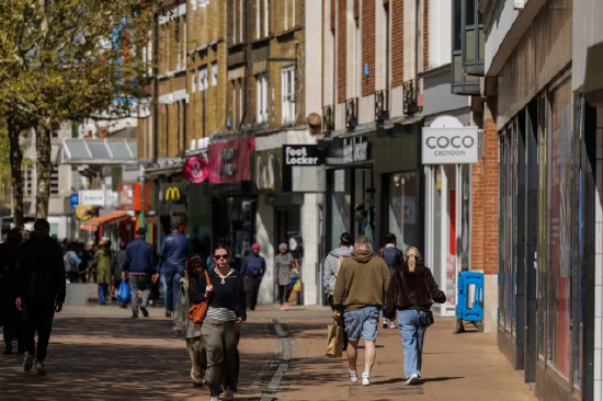 英国主干道零售门店到访人次下滑 9.2%，购物中心人流量下降 10.1%。