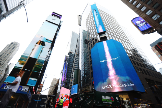 6月12日，时代广场出现了 SpaceX 的标志。