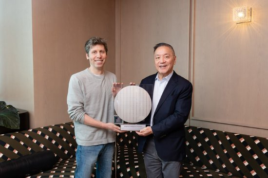 OpenAI的Sam Altman和博通CEO陈福阳展示了他们的新型AI芯片晶圆。