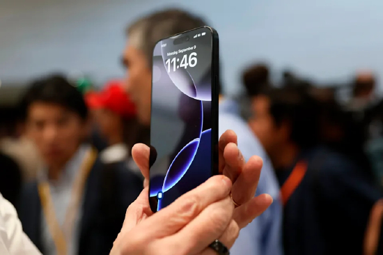 2024 年 9 月 9 日，加州库比蒂诺苹果总部新品发布会上展出 iPhone16。
