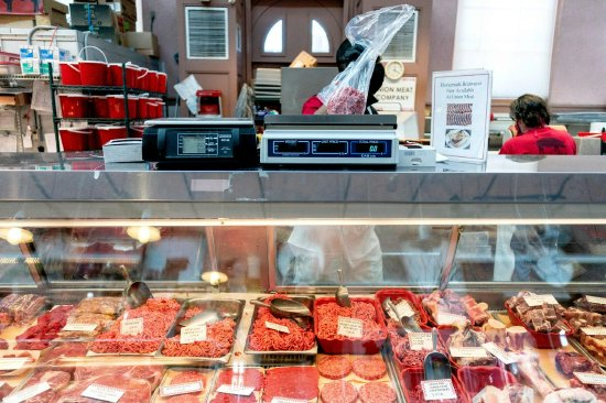 　在华盛顿，一名员工正在为顾客准备碎牛肉。