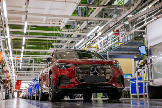 奔驰表示，GLC、CLA、GLB、GLA 新款电动车型在欧洲今年剩余时间的配额已全部售罄，订单已经排至 2027 年。