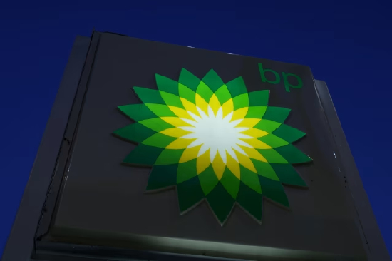 BP 目前预计，第三季度末净债务规模将介于 135‑145 亿美元，较二季度末的 223 亿美元显著下降。