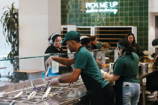Sweetgreen 加大菜品分量；顾客自选沙拉碗时，门店也做到价格清晰明了。