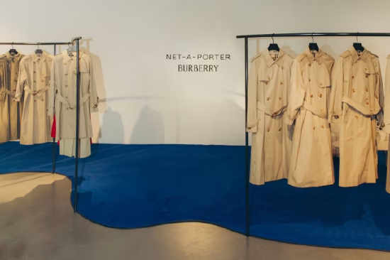 一场由颇特女士（Net‑a‑Porter）与博柏利（Burberry）联合举办的活动，来宾可选购并定制复古战壕风衣。