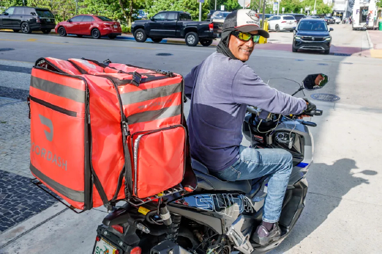 佛罗里达州迈阿密海滩，一名 DoorDash 外卖骑手