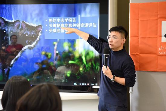 复旦大学生命科学学院研究员王放向志愿者讲述项目设计的初衷和后续工作内容。未来，志愿者将在山水和王放团队的指导下深度参与科研项目，并协助解决保护中的实际问题。武亦乾摄