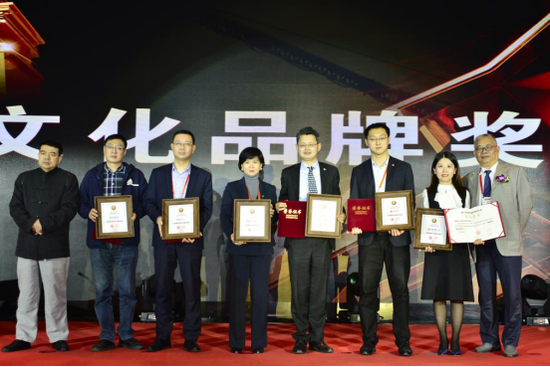 论坛终身名誉主席罗忠敏，论坛主席、保险文化杂志社社长张迎宾为获奖企业代表颁奖