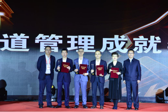 华贵人寿保险股份有限公司总经理罗振华，太平洋保险养老产业投资管理有限公司副总经理吴国栋为获奖者颁奖