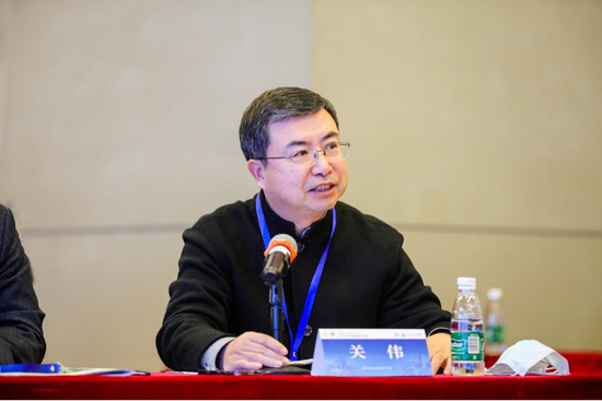 关伟发表演讲