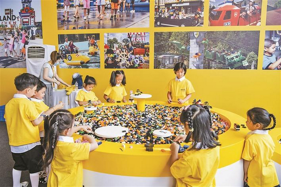 孩子们在现场拼装乐高。