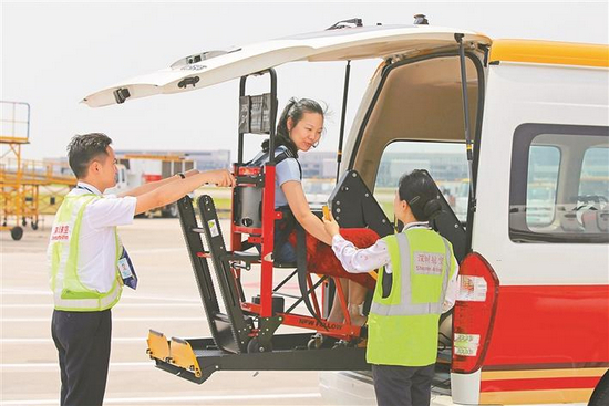 轮椅使用者在深圳机场可通过无障碍接驳车前往登机。