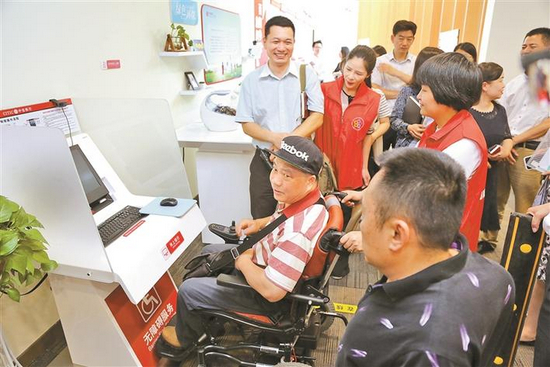 中信银行为障碍人士完善无障碍设置配备，优化柜面服务流程。