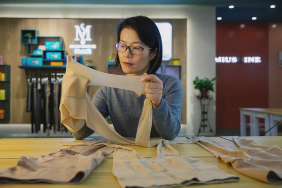 浙江东方缘针织有限公司营销总监朱媛娥（蔡小川 摄）