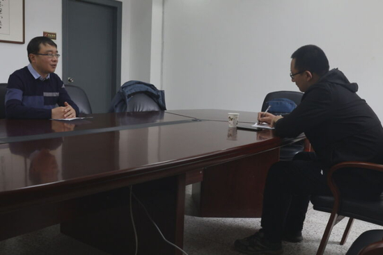 记者在太原市医保局采访太原市医疗保险管理服务中心医药机构服务科副科长张星龙。崔艺铧 摄