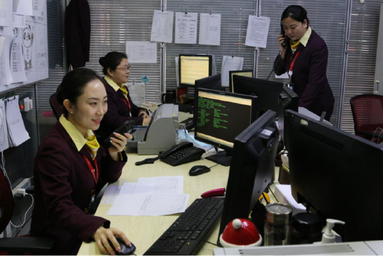 图|高颖和同事们一起认真核对每一项数据