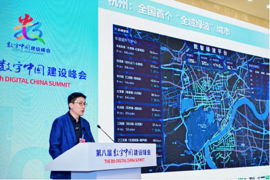 图：刘宇介绍“发数站”的产业落地