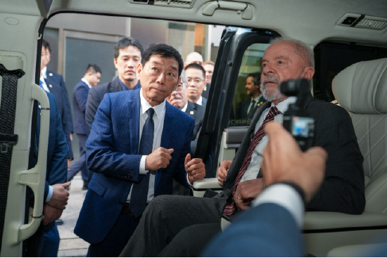 长城汽车董事长魏建军向巴西总统卢拉接受魏牌全新高山的特点。