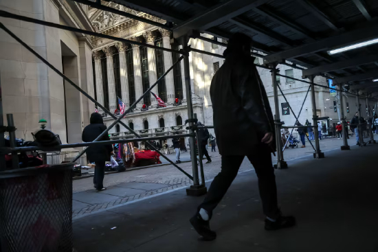 标普 500 指数 2025 年上涨 16.39%，华尔街多位分析师预计 2026 年涨幅将收窄。