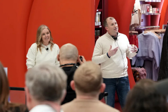 周一，菲德尔克到岗首日，抗议者再次聚集在塔吉特总部外，敦促公司要求美国移民与海关执法局撤出明尼苏达州。