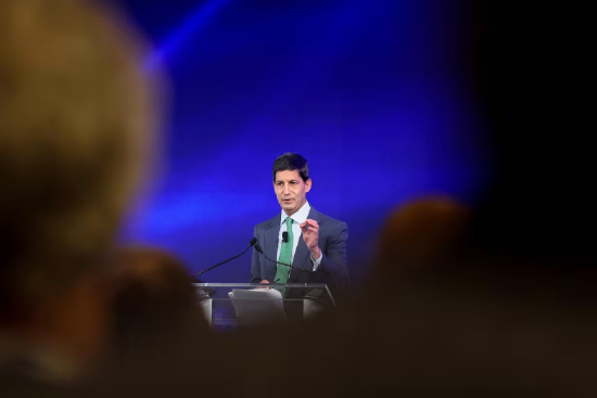 2025 年 4 月 25 日，前美联储理事凯文・沃什现身华盛顿特区国际货币基金组织总部，出席国际货币基金组织与世界银行春季会议。