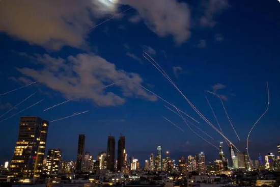 2月28日，在以色列特拉维夫，以军发射拦截弹后，导弹碎片落下。新华社记者 陈君清 摄