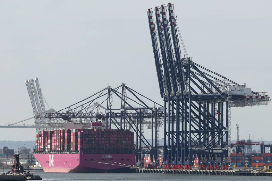 新泽西州泽西城泽西港集装箱码头，一艘满载集装箱的货轮。