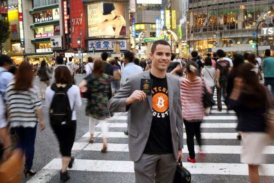 2014年6月罗杰·韦尔在东京举起圣基茨护照