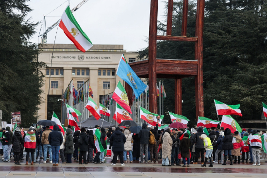 周二，示威者在日内瓦联合国办事处附近集会，手持伊朗革命前的国旗。