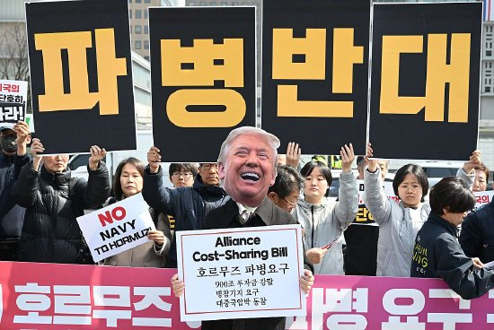 3月15日，在美国驻首尔大使馆前，抗议者反对特朗普向霍尔木兹海峡派遣军舰