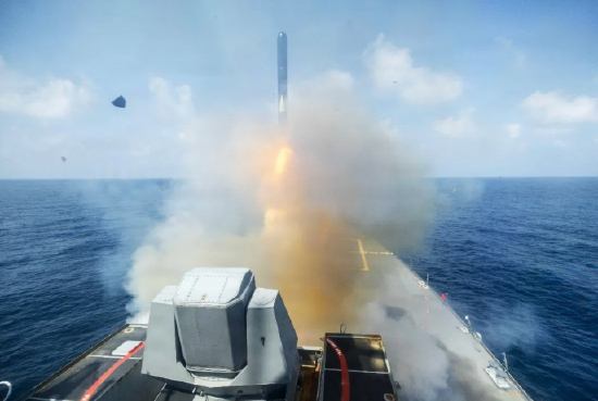 当地时间2026年2月28日，美国海军阿利·伯克级导弹驱逐舰“斯普鲁恩斯”号（DDG 111）从某未公开地点发射战斧对地攻击导弹。图片来源：视觉中国