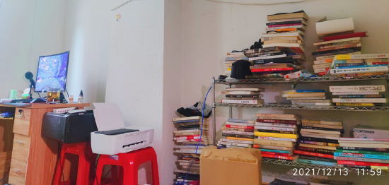 　堆满书的出租屋。图源：受访者提供