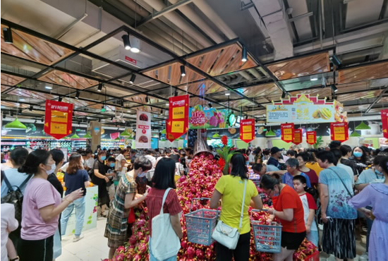 南京市溧水万达店内，顾客正在选购商品