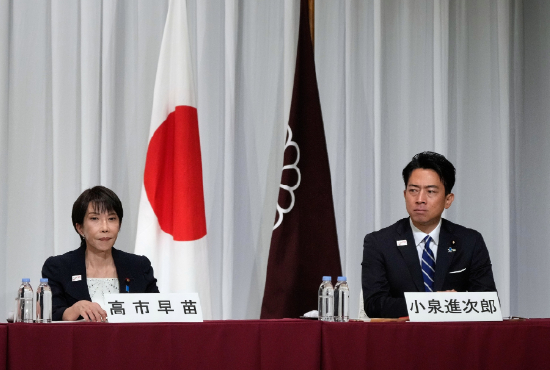 9月23日，高市早苗和小泉进次郎出席新闻发布会。