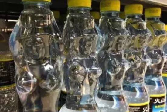 好好的矿泉水，非要和“胸”过不去。