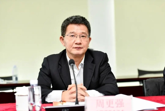 中国银行业协会副秘书长周更强主持会议