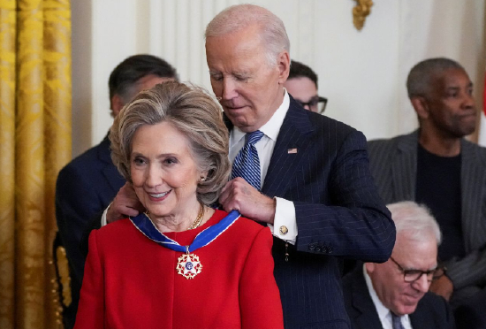 美国总统乔・拜登向希拉里・克林顿颁发了总统自由勋章