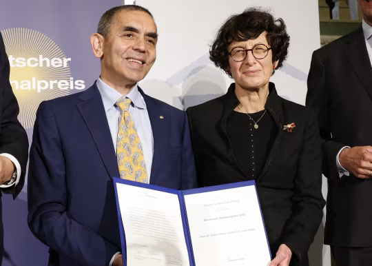 乌古尔·沙欣与厄兹勒姆·图雷奇于2008年共同创立了BioNTech公司，并在新冠疫情期间声名鹊起。