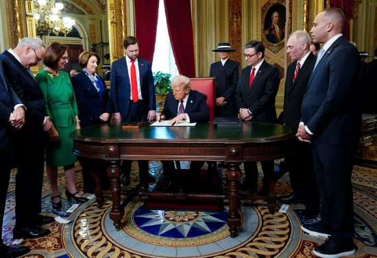 美国总统唐纳德·特朗普中在国会举行的签字仪式上。