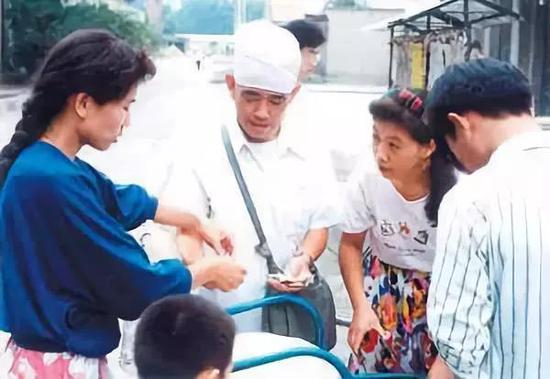 卖馅饼的崔万增，戴帽子的那个就是他。