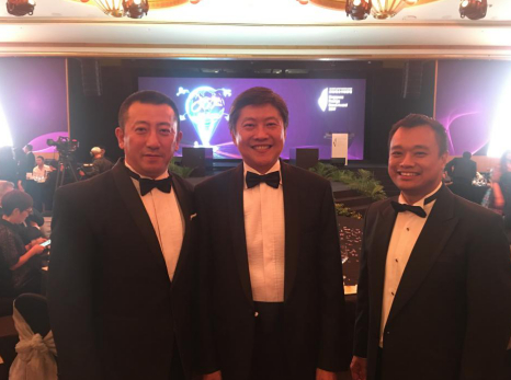 傅浩与新加坡总理公署部长黄志明（中）、中小企业商会会长王腾忆合影